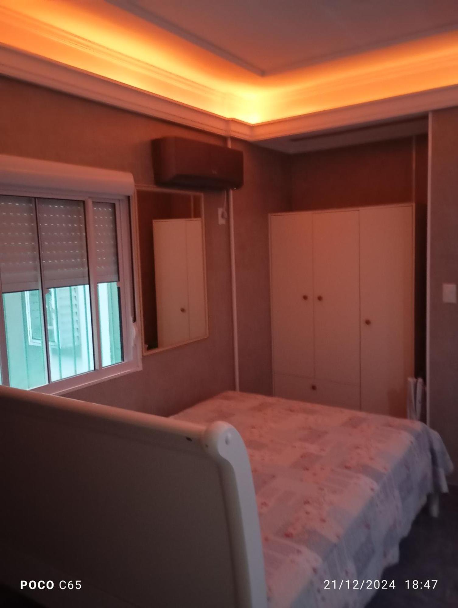 Kitnet Central: Beachside Comfort With Entertainment & Dining Apartment *